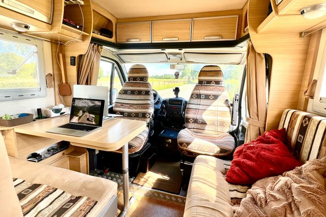 バンライフで生活費はいくらかかる？キャンピングカーでヨーロッパを旅する夫婦の費用を公開