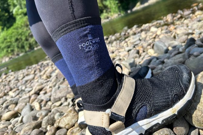 和紙ハイブリッドソックスとサンダルを履いた著者