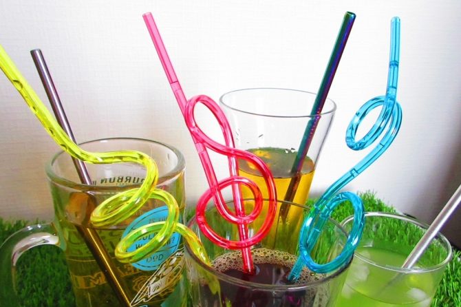 グラス、セリア「ステンレスストローオーロラカラー」、セリア「パーティーストロー」、ニトリ「冷感ステンレスストローひんやりエコ2本組ブラシ付き」、ダイソー「アルミストロー（ブラシ付、２本）」