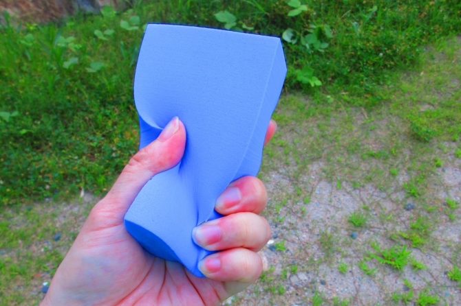 ダイソーの超吸収スポンジ、手