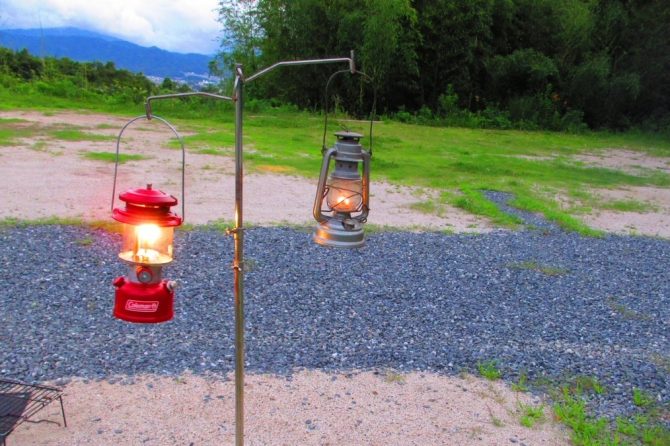 UJackのハンマーランタンスタンド（ダブル）、コールマンのガソリンランタン、フュアハンドランタンベイビースペシャル276