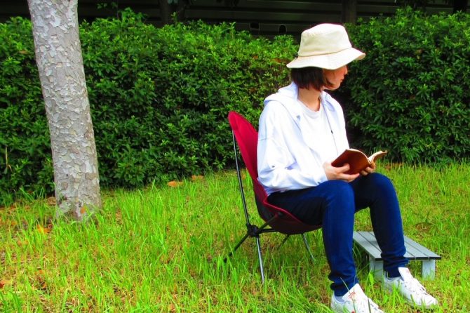 アウトドアチェア、人、ミニテーブル、本