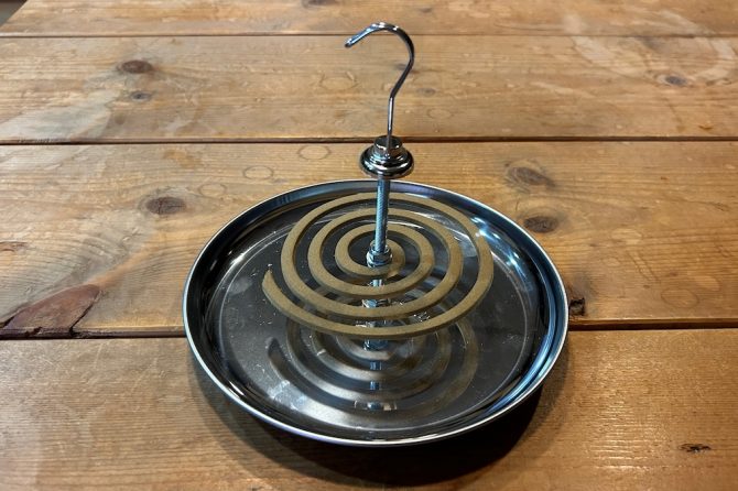 蚊取り線香とホルダー