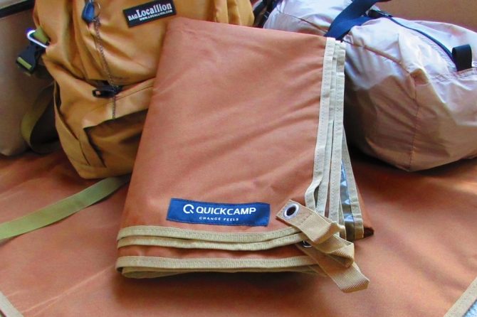 クイックキャンプの防水マルチシート、リュック、AOクーラー、テント