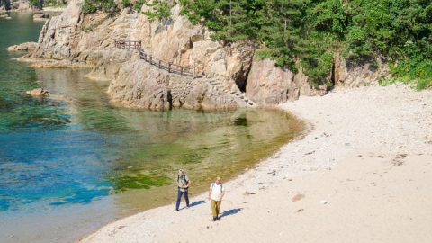 山陰海岸ジオパークトレイル 鳥取県岩美町をとことん楽しむハイク＆アクティビティーの旅その２「見晴らしサイコー！ 絶景トレイルを楽しもう」コース８【PR】