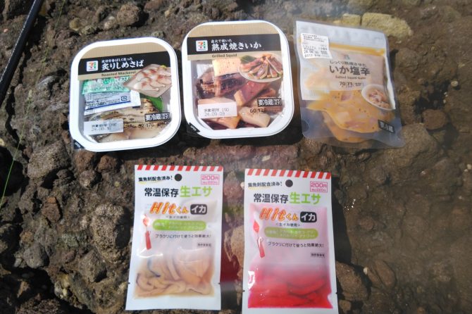 セブンイレブンのおつまみ3種とダイソーの「常温保存生エサHitくん」