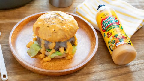 カルディの新商品で作る！インパクトも味もすごい「チーズまみれバーガー」簡単レシピ