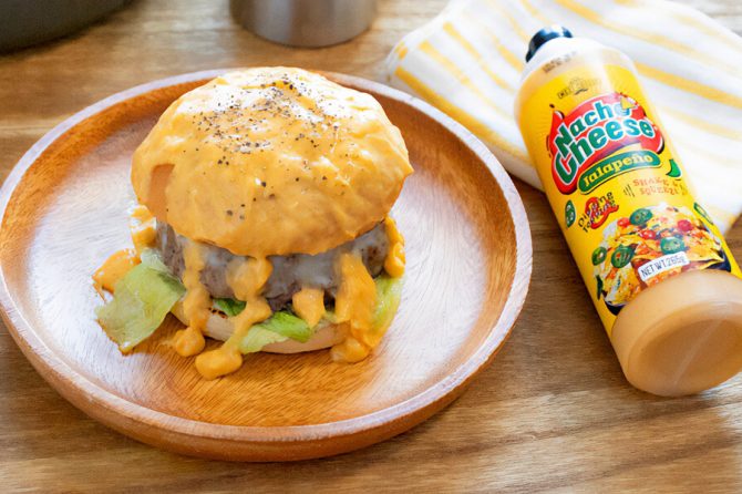 「メキシチョイス ナチョチーズ ハラペーニョ」で作るチーズまみれバーガー