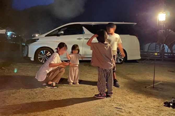 キャンプをする家族