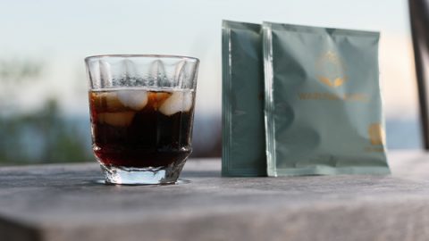 キャンプで深夜にコーヒーが飲みたくなったら…おすすめはカフェインレスドリップパック「WARUNG KOKO」