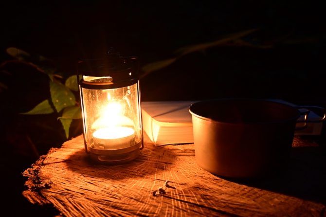 キャンプの夜をまったり味わいたい人は…キャンドルランタンを使ってみませんか？