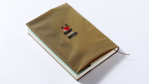 アウトドアにおすすめのブックカバーがあるぞ！話題のプロジェクト「CAMP with BOOKS」のロゴ入り