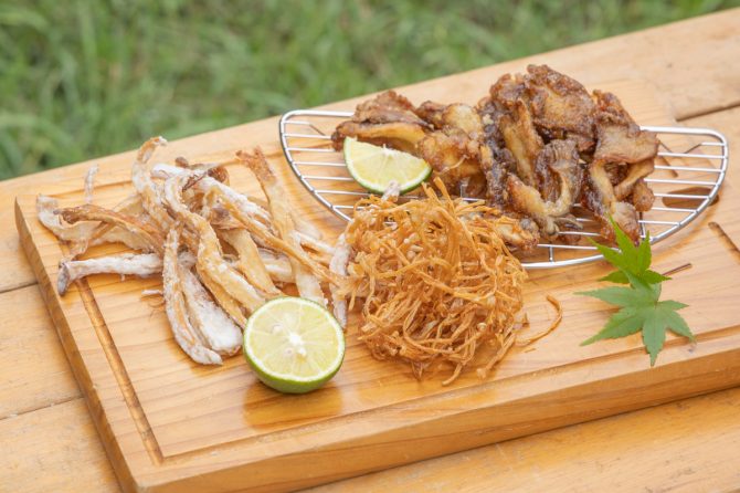 エノキ、エリンギ、マイタケ、3種のフライドきのこ