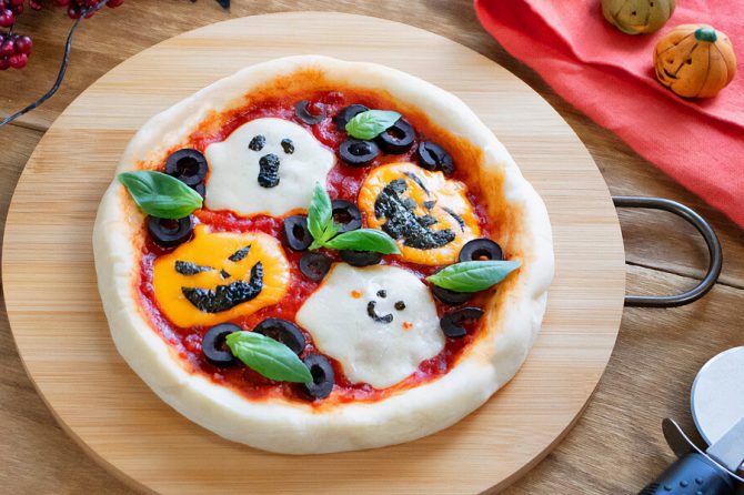 フライパンで焼き上げるハロウィンピザ