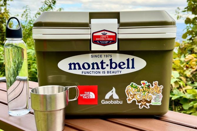 ステッカーを貼ったクーラーボックス