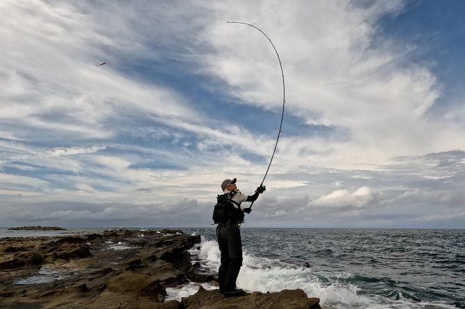 ルアーをキャストする筆者