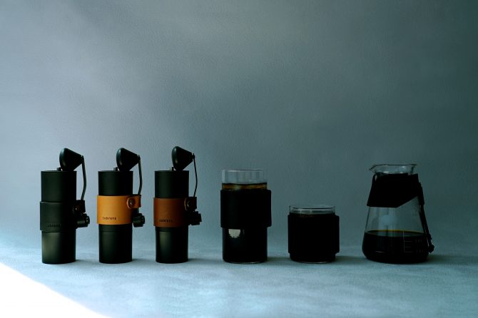 コーヒーミルやグラスにおしゃれにセット！高品質なイタリアンレザーを使用したハリオ「ゼブラン レザーシリーズ」