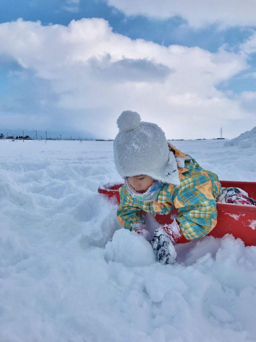 雪だるまのきれいな作り方は?道具や場所選び、転がさない方法も解説 | 子育て 【BE-PAL】キャンプ、アウトドア、自然派生活の情報源ビーパル