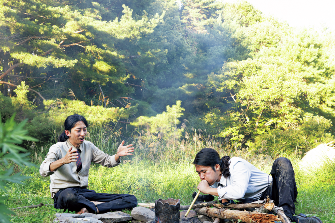 「週末縄文人」が焚き火の前で読んでいる本って？