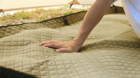 凹凸のある地面でも快適！冷気も遮断！VASTLANDの厚手生地レジャーシートがおすすめの理由