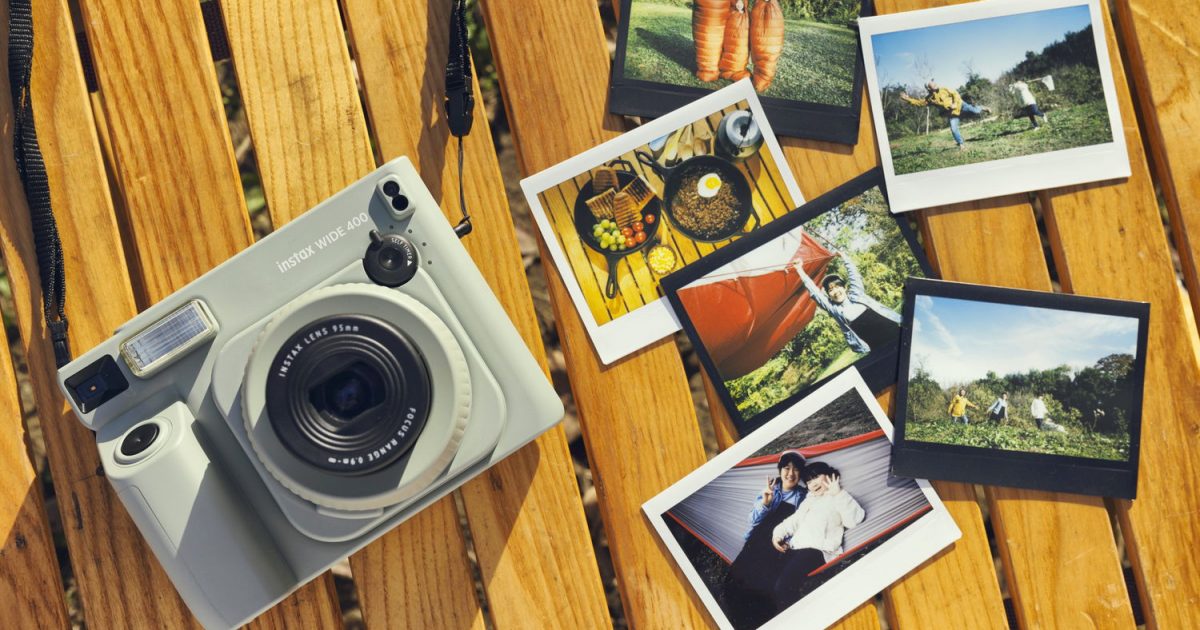 景色も雰囲気もワイドに撮れる“チェキ” instax WIDE 400™︎は 景色も雰囲気もワイドに撮れる“チェキ” instax WIDE 400™︎は