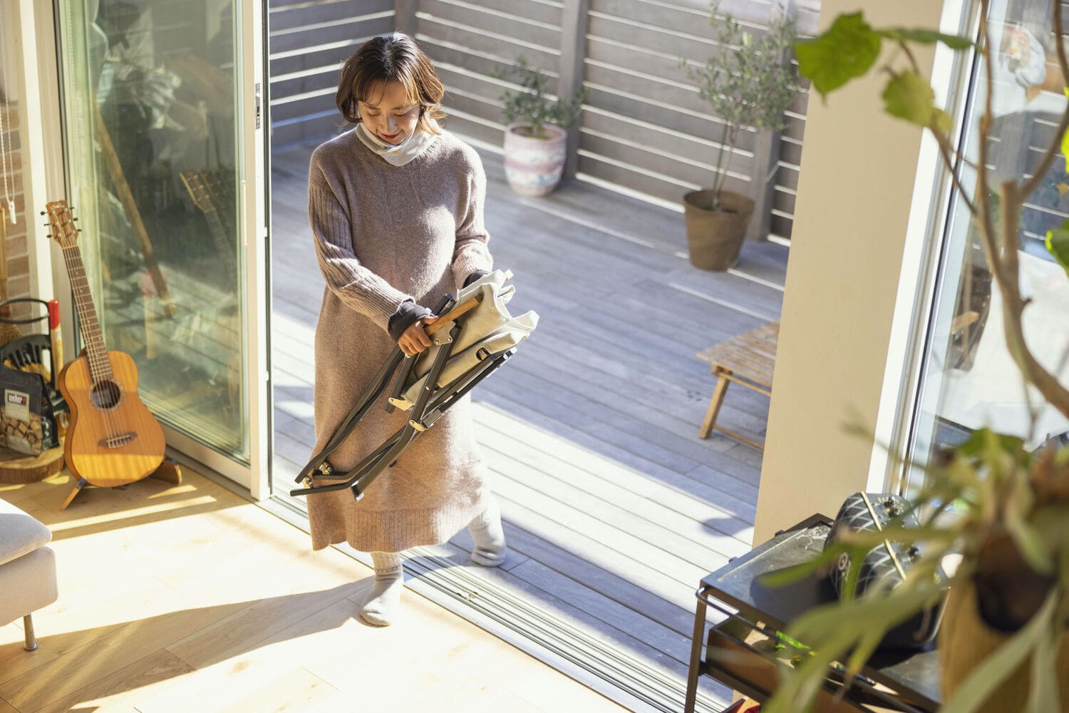 折りたたみ椅子を運ぶ女性
