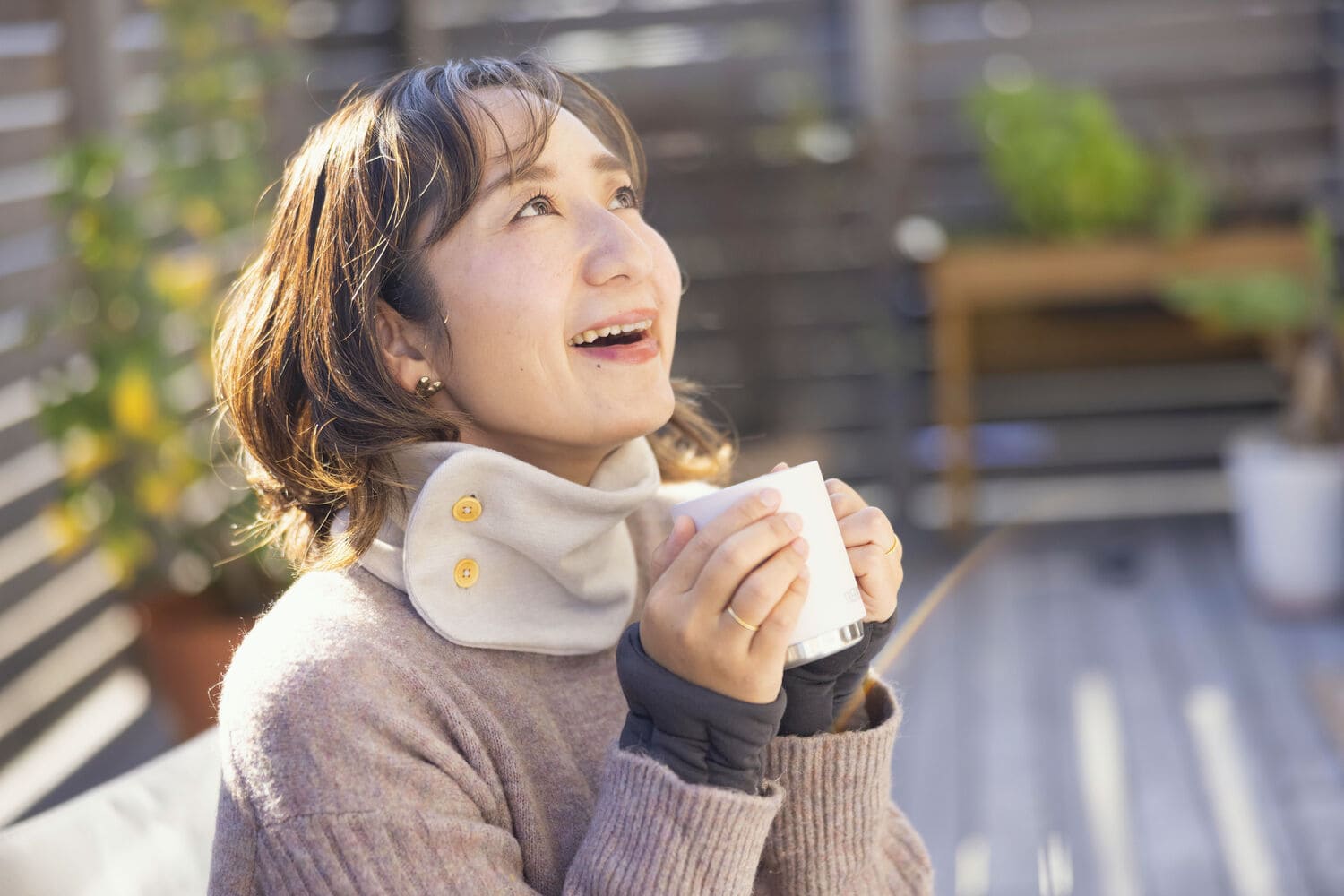 コーヒーを飲んでほっとする女性