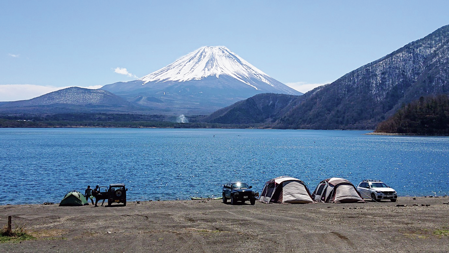 富士山が見える湖畔のキャンプ場
