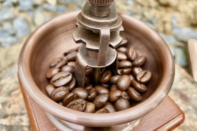 アウトドアで使いたいコーヒーミル4選。選び方や挽き方のコツも解説