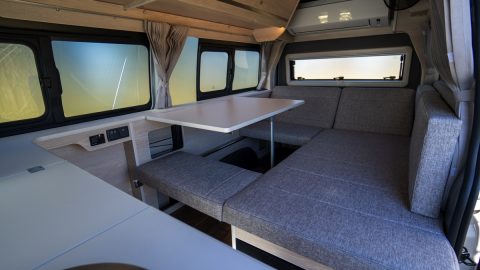 ハイエースで２人旅の最適解！ウォークスルー仕様のキャンピングカー、アネックス「ウィズ」