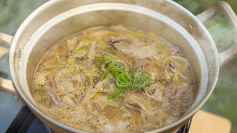 豚バラ、豆乳、麦みそでこってりまろやか。長ねぎとごぼうの時短豚汁【PR】