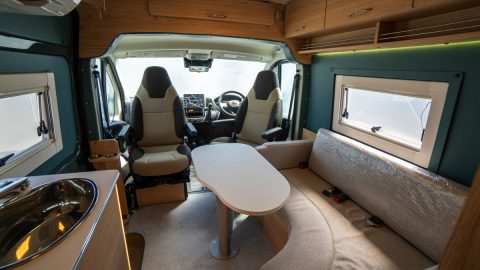 ホワイトトップとトーザイアテオが共同開発！欧州製キャンピングカー「ステルナ540KM」で夢のバカンスへ