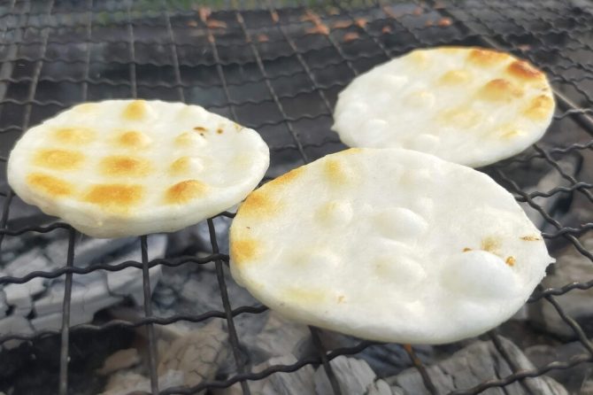 キャンプで焼きたてのせんべいを楽しもう！作り方とおすすめの味付けも紹介