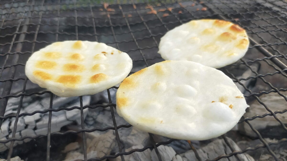 キャンプで焼きたてのせんべいを楽しもう!作り方とおすすめの味付けも紹介