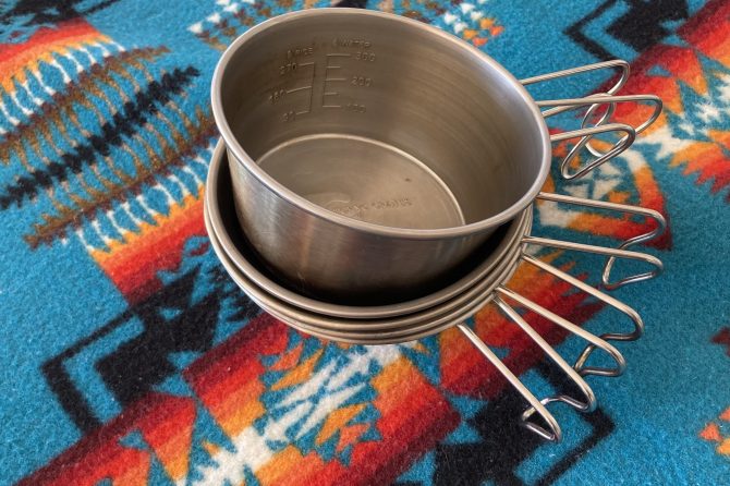 登山やキャンプだけじゃない！食卓でも大活躍するシェラカップの使い方とは？