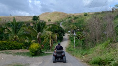 四輪バギーで尾根筋ハイクならぬ尾根筋バイク体験！＠フィジー【「海外書き人クラブ」お世話係・柳沢有紀夫の世界は愉快！】
