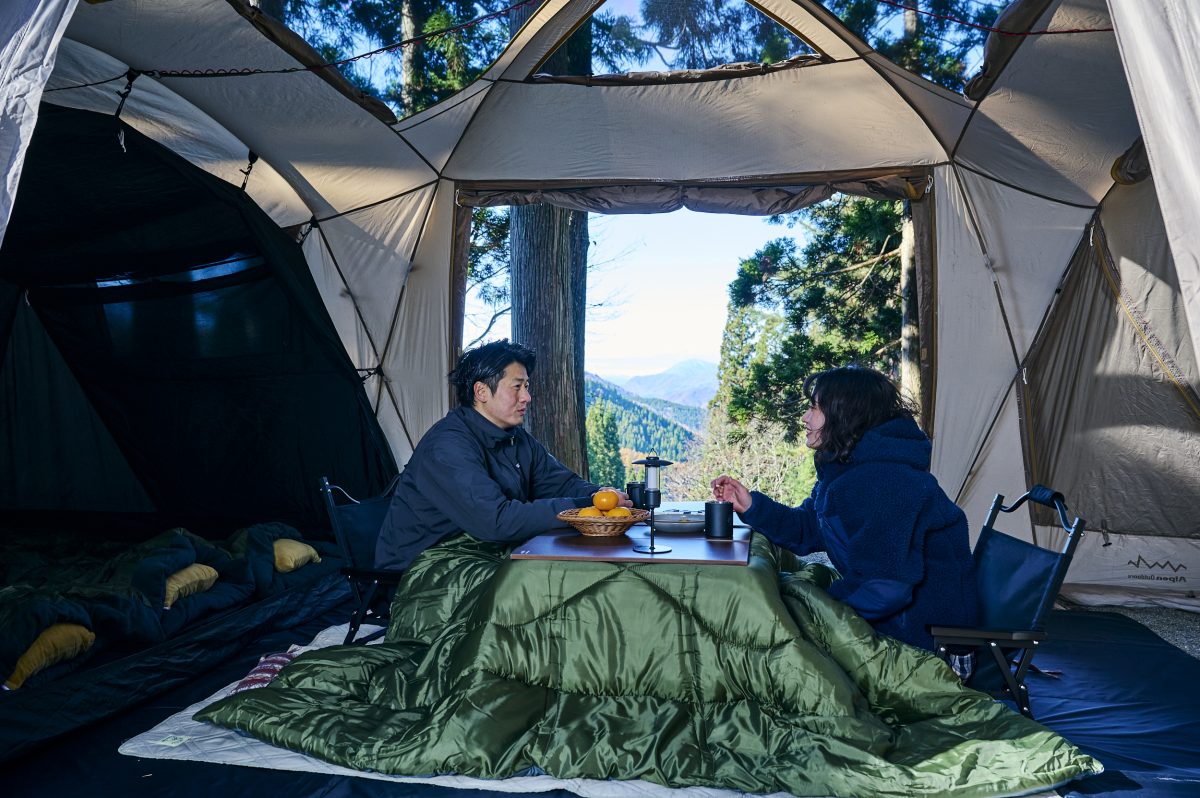 冬キャンプをこたつスタイルで!Alpen Outdoorsから、こたつ布団と天板がコンパクトになったユニットが誕生