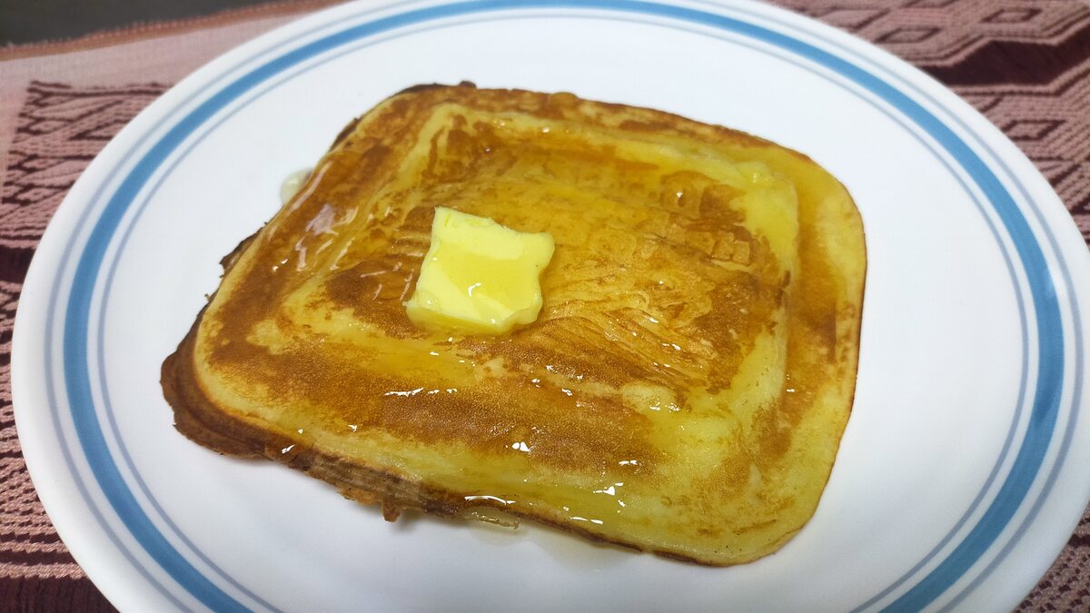皿にホットケーキがのっている様子。