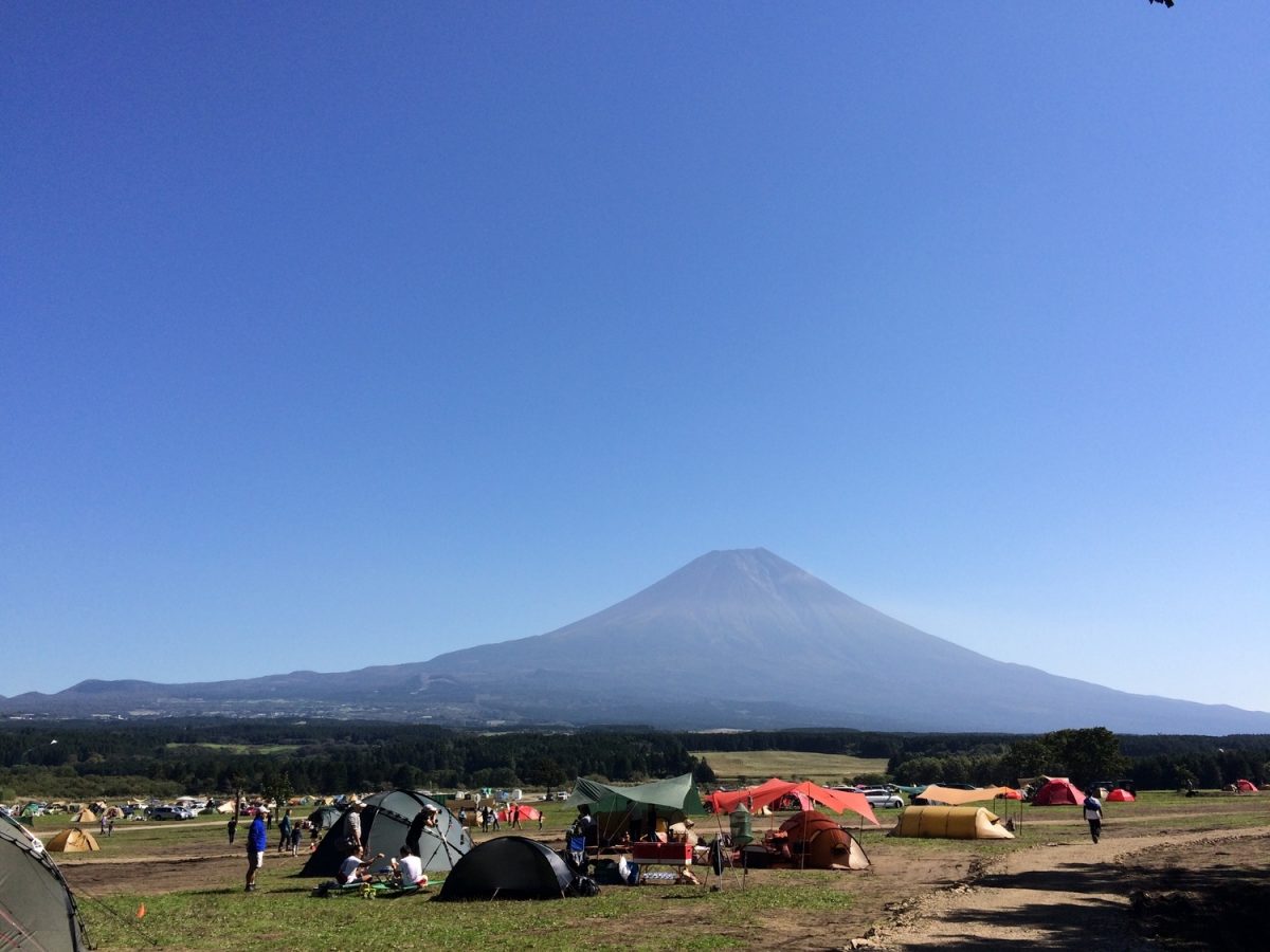 富士山を仰ぎ見るキャンプ場の様子。