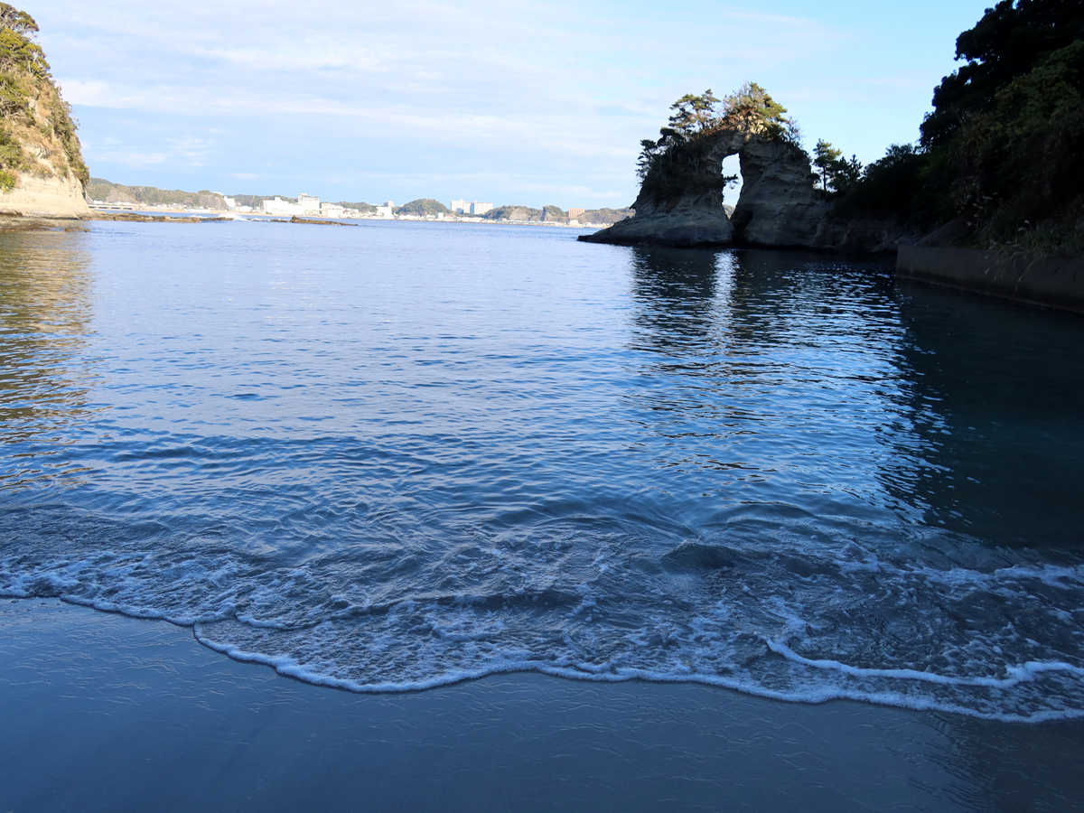 尾名浦のめがね岩