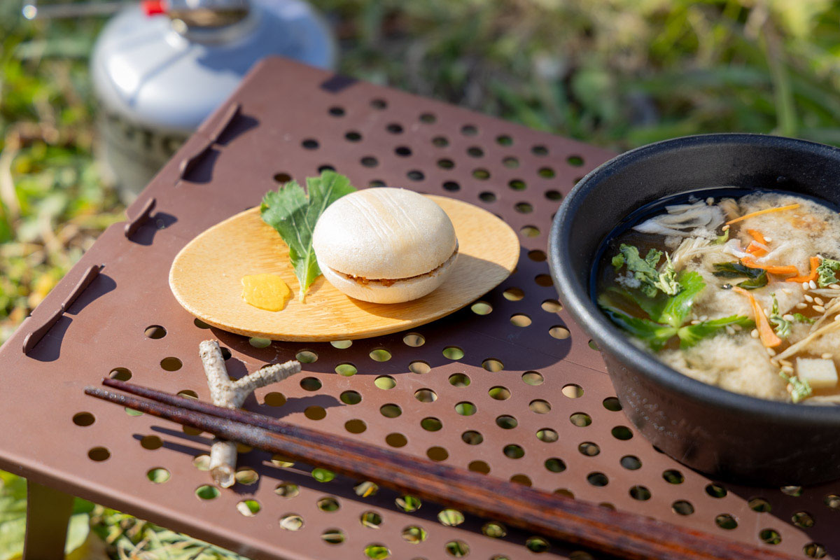 もなかの皮で携帯性をアップ!山歩きのお昼にほっとひと息できる「丸めない味噌玉」レシピ