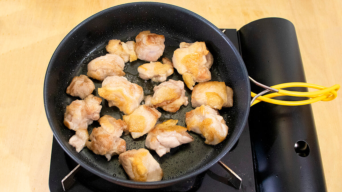 鶏もも肉は焼き色が付くまで焼く