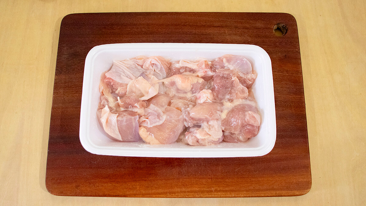鶏もも肉は食べやすい大きさに切り酒と片栗粉を揉み込む