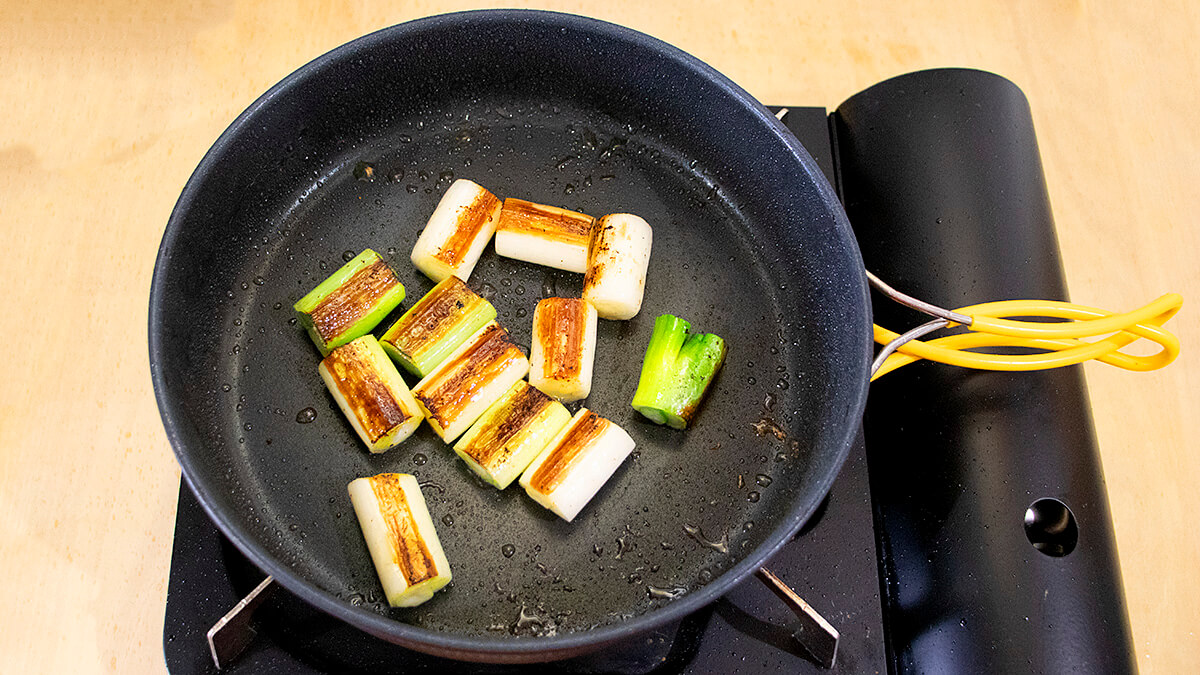 長ねぎを焼き色が付くまで焼く