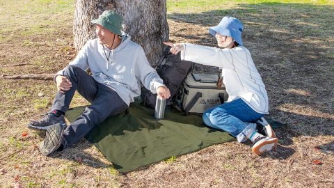バッグに取り付けて持ち運びOK！軽量＆コンパクトなVASTLANDの新作レジャーシートが気になるっ