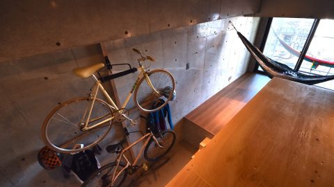 自転車と一緒に部屋で暮らせるなんて！アウトドア好きにはたまらないユニークなマンションを見に行ってきた