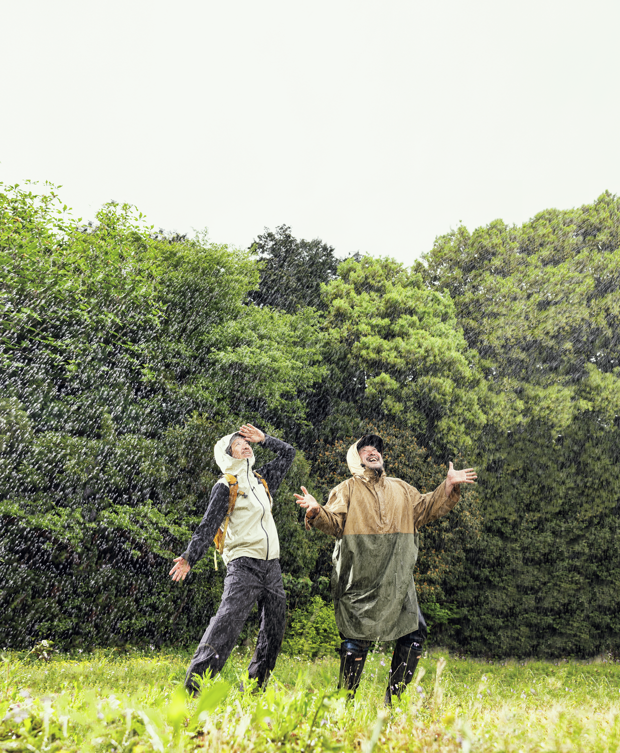 雨を楽しむ2人