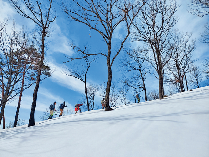 雪山を登る人々