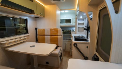 コンパクト化がトレンド!? トラックベースの本格キャンピングカーをイベントでチェック！