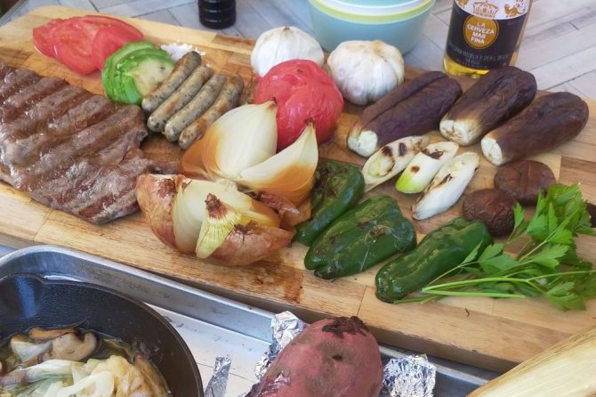 たくさんの焼かれた肉や野菜が並んでいる。